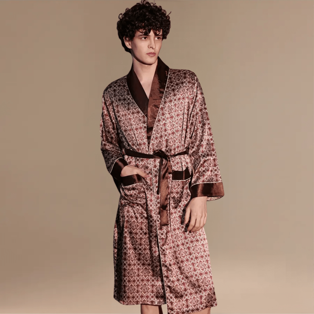 Peignoir Satin à Motif Homme : Élégance et Confort Inégalés à Découvrir